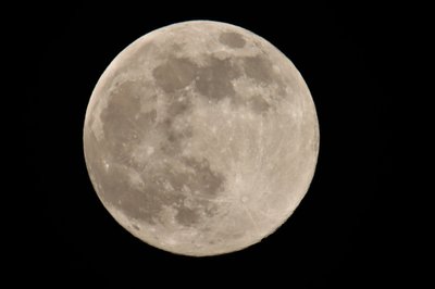 Naktį iš balandžio 7 į 8 d. buvo galima išvysti mėnulį ypač iš arti.
