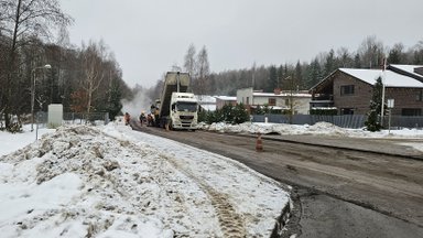 Skaitytojo naujiena. Kelio darbai Vilniuje sukėlė klausimų: kiek laiko laikys vidury žiemos patiestas asfaltas?