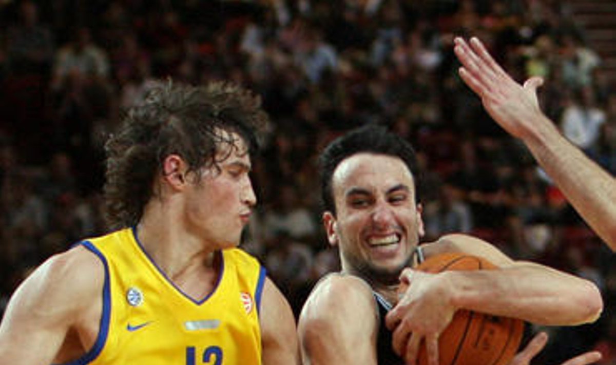 S.Jasaitis ("Maccabi") bando sustabdyti E.Ginobili ("Spurs") ataką