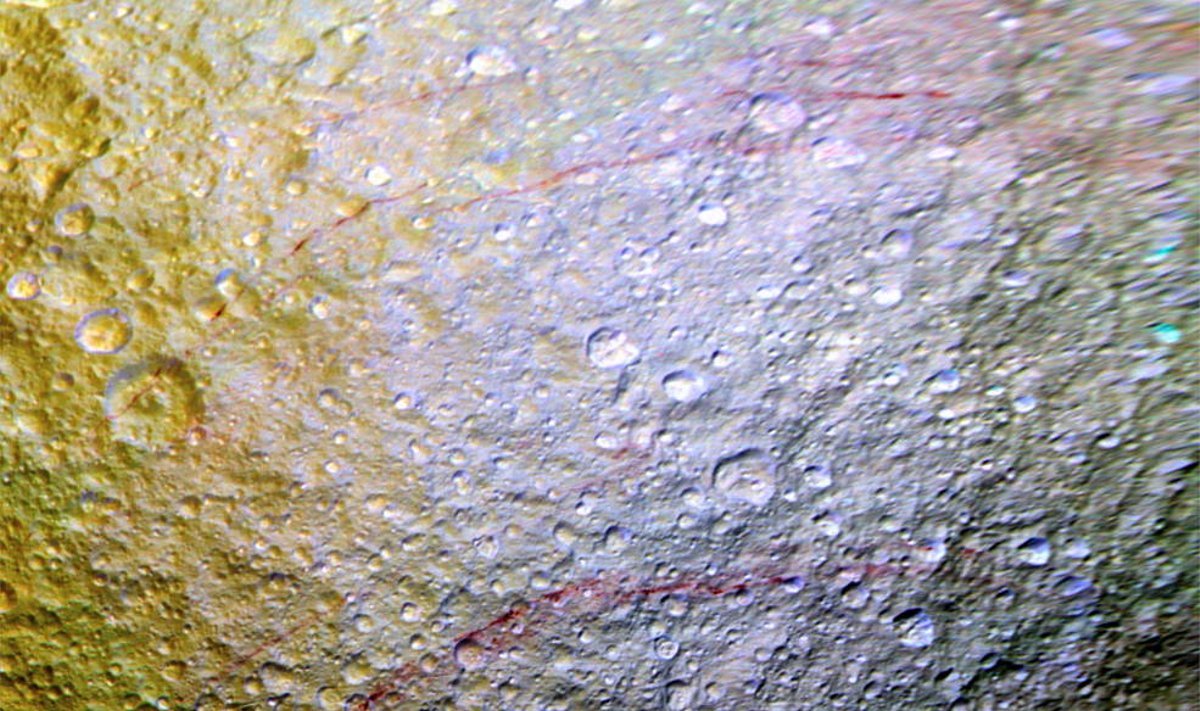 "Kraujosruvos" Saturno palydove Tetijoje