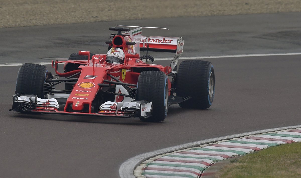 Sebastianas Vettelis vairuoja naują "Ferrari SF70H"