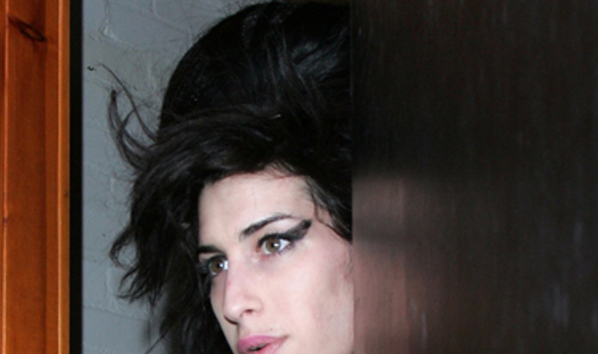 Amy Winehouse atidaro duris jos aplankyti atėjusiam tėvui