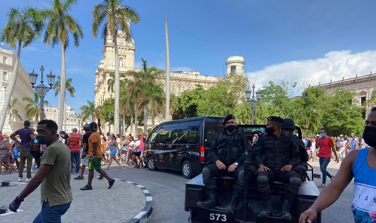 Kuboje per beprecedenčius protestus žuvo žmogus, per 100 sulaikyta