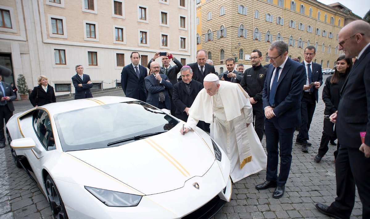 Popiežius Pranciškus prie jam padovanoto "Lamborghini"