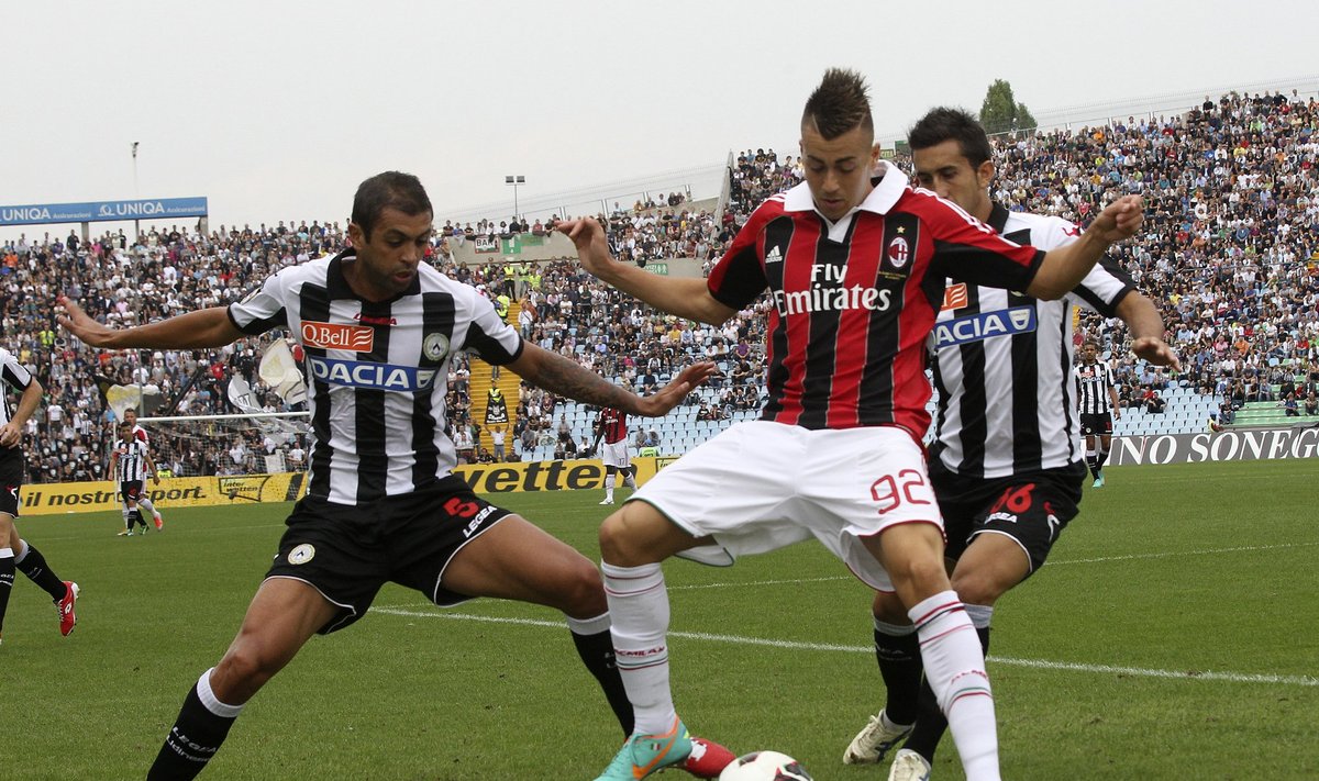 Stephanas El Shaarawy ("AC Milan") tarp dviejų varžovų 