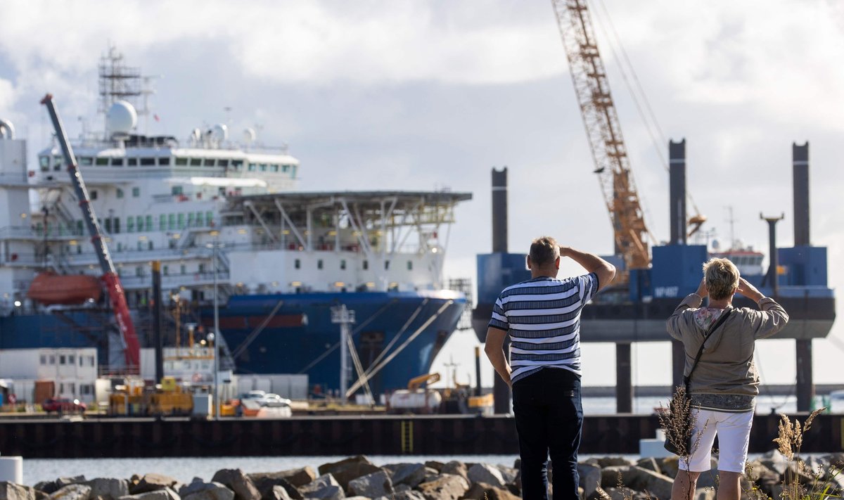 Pora stebi ir fotografuoja Rusijos vamzdžių klojimo laivą „Akademik Cherskiy“, prisišvartavusį Mukrano uoste netoli Zasnico, Baltijos jūros Ruegen saloje, šiaurės rytų Vokietijoje