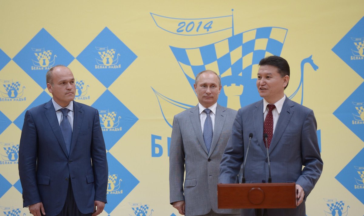 Kirsaną Iliumžinovą (dešinėje) remia ir Vladimiras Putinas