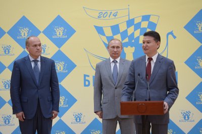 Kirsaną Iliumžinovą (dešinėje) remia ir Vladimiras Putinas
