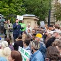 Сотни вильнюсцев восстали против вырубки деревьев у памятника Ромену Гари: чаша терпения переполнена