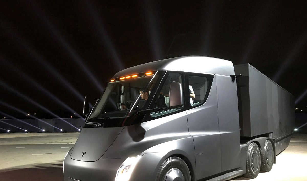 Elonas Muskas pristatė "Tesla" elektrinį sunkvežimį