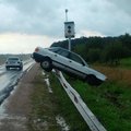 Kupiškio r. „Audi 80” kliudė „inkilą“ ir liko kaboti ant atitvaro