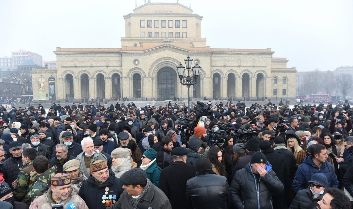 Armėnijos sostinėje sulaikomi premjero atsistatydinimo reikalaujantys protestuotojai