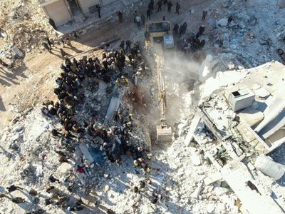Gelbėtojai Sirijos mieste Alepe, praėjus trims dienoms po 2023 m. vasario 6 d. įvykusio žemės drebėjimo