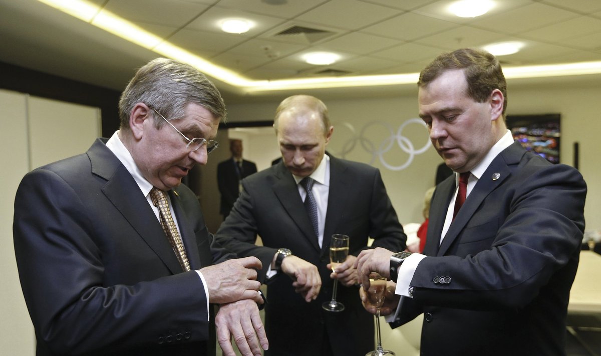 Vladimiras Putinas (centre), Dmitrijus Medvedevas (dešinėje) ir Thomasas Bachas