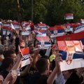 Dešimtys tūkstančių serbų protestavo prieš masines žudynes ir šaunamuosius ginklus