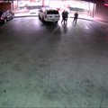Nufilmuota: vyras automobiliu taranavo tris policijos pareigūnus