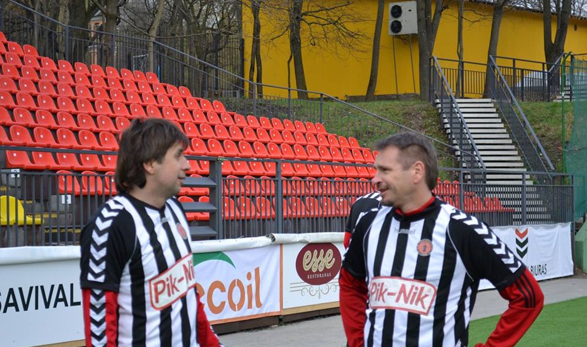 Dainininkas Marijonas Mikutavičius (dešinėje) laisvalaikiu žaidžia futbolą "Prelegentų" komandoje (VRFS nuotr.)