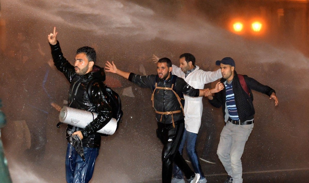 Moroko policija vandens patranka išvaikė protestuojančius mokytojus