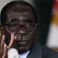 90-metis Zimbabvės prezidentas suklupo ant laiptų