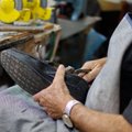 Batų taisytojai užversti darbu: avalynės kokybė prastėja, o taisymas pabrango trečdaliu