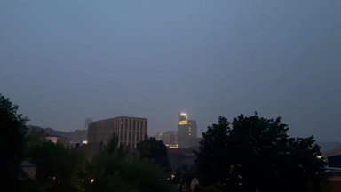 Vilnius neišvengė galingos audros: pila kaip iš kibiro, gausų lietų lydi žaibai ir griaustinis