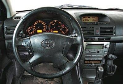 Toyota Avensis salonas