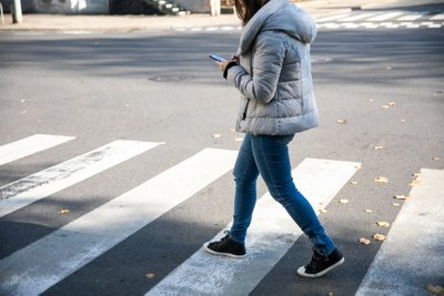 Mobilaus telefono naudojimas pėsčiųjų perėjoje