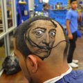 Vyras stebina unikaliais portretais ant galvų