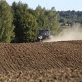 Nauja tendencija – ūkininkai vietoje traktorių perka žemę