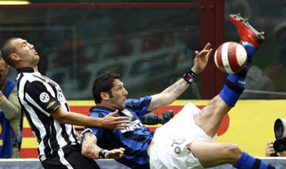 Marco Materazzi ("Inter") kovoja su Houssine Kharja ("Siena")