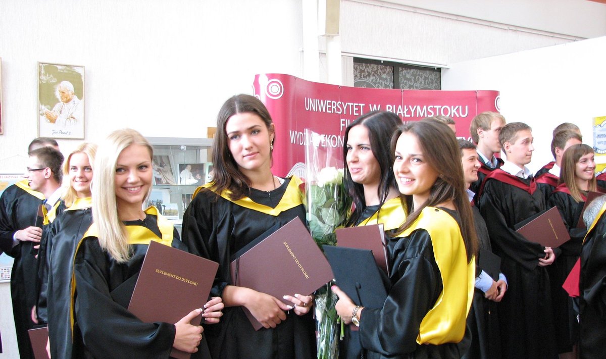 Wręczenie dyplomów na Filii w Wilnie UwB