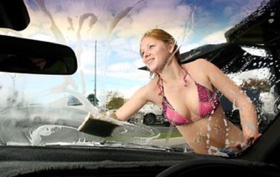 Mergina šveičia automobilio langą