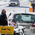 Policija įspėja: nuvalyti nuo automobilio sniegą – būtina