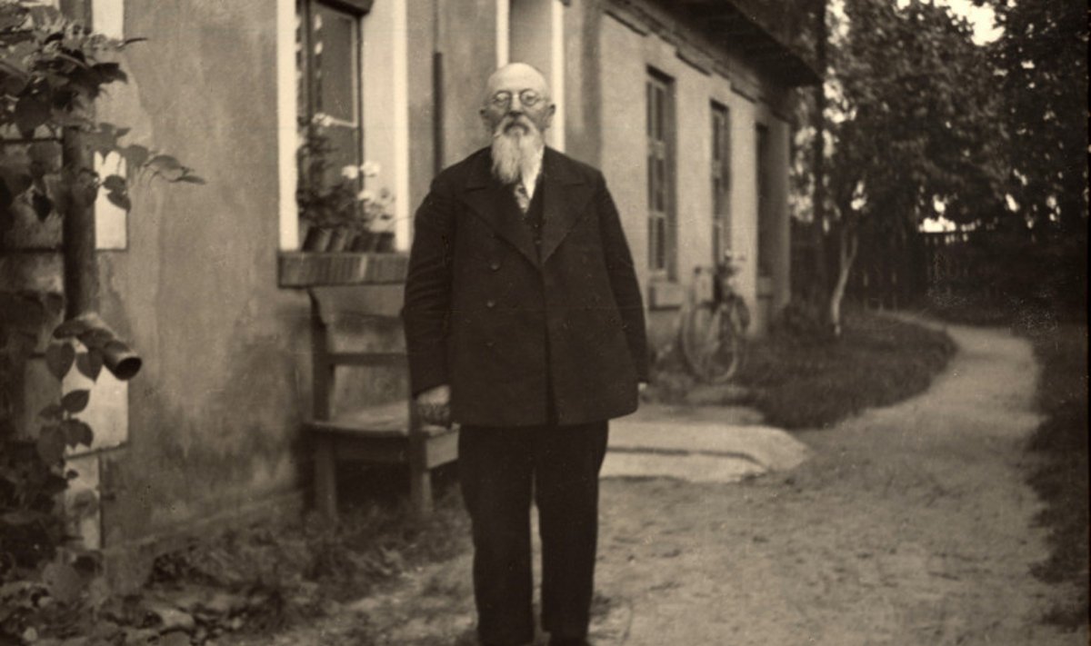 Martynas Jankus prie spaustuvės Bitėnuose pastato 1938 m. 