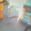 Nufilmuota, kaip moteris tyčia padegė benzino kolonėlę