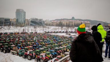 Protesting farmers drive tractors on Gediminas avenue