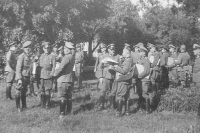 Vermachto 217-osios pėstininkų divizijos karininkai gauna vokus su vadovybės įsakymaisruoštis puolimui. 1941 m. birželio 20 d.