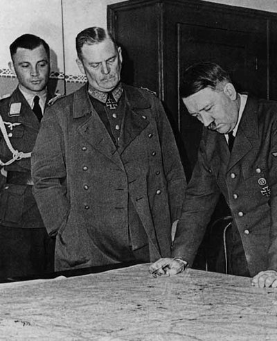 A. Hitleris ir W. Keitelis nagrinėja SSRS užpuolimo planą „Barbarossa“. 1940 m.