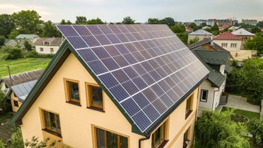 Saulės elektrinę ant namo stogo įsirengęs vilnietis paskaičiavo, kiek sumažėjo jo sąskaitos už elektrą