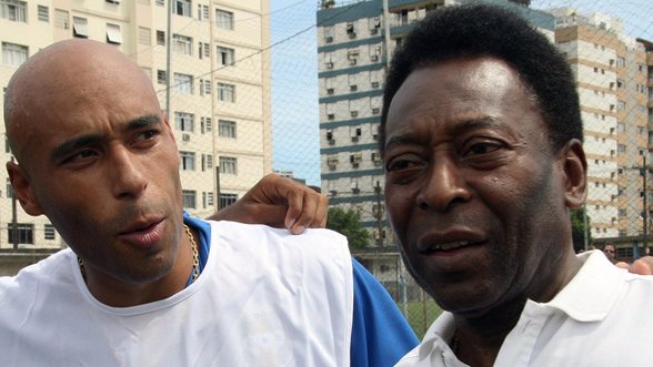 Pele sūnui nurodyta pradėti atlikti 13 metų bausmę Brazilijos kalėjime