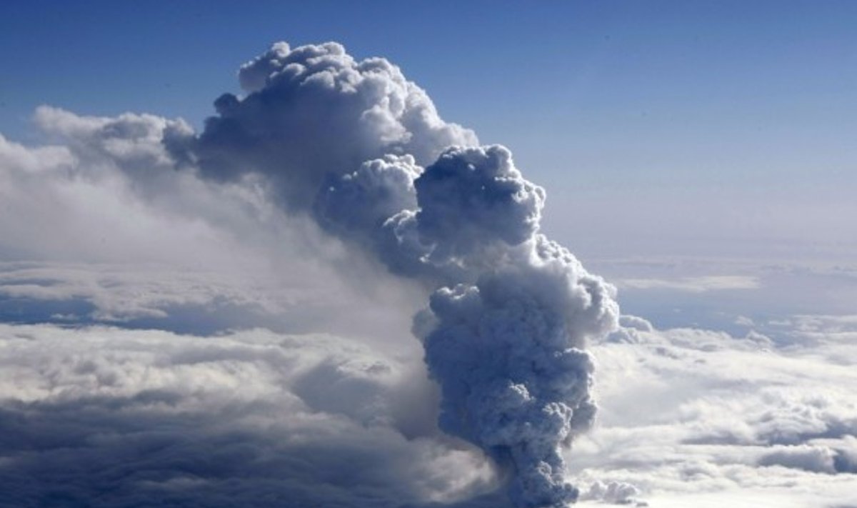 Dūmai rūksta iš Islandijoje Eyjafjallajokullo ledyne išsiveržusio ugnikalnio.