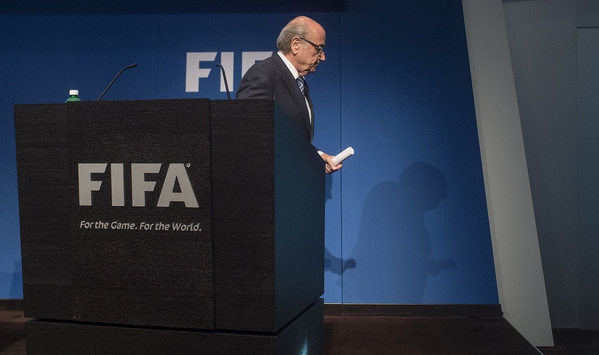 Seppas Blatteris traukiasi iš FIFA prezidento posto
