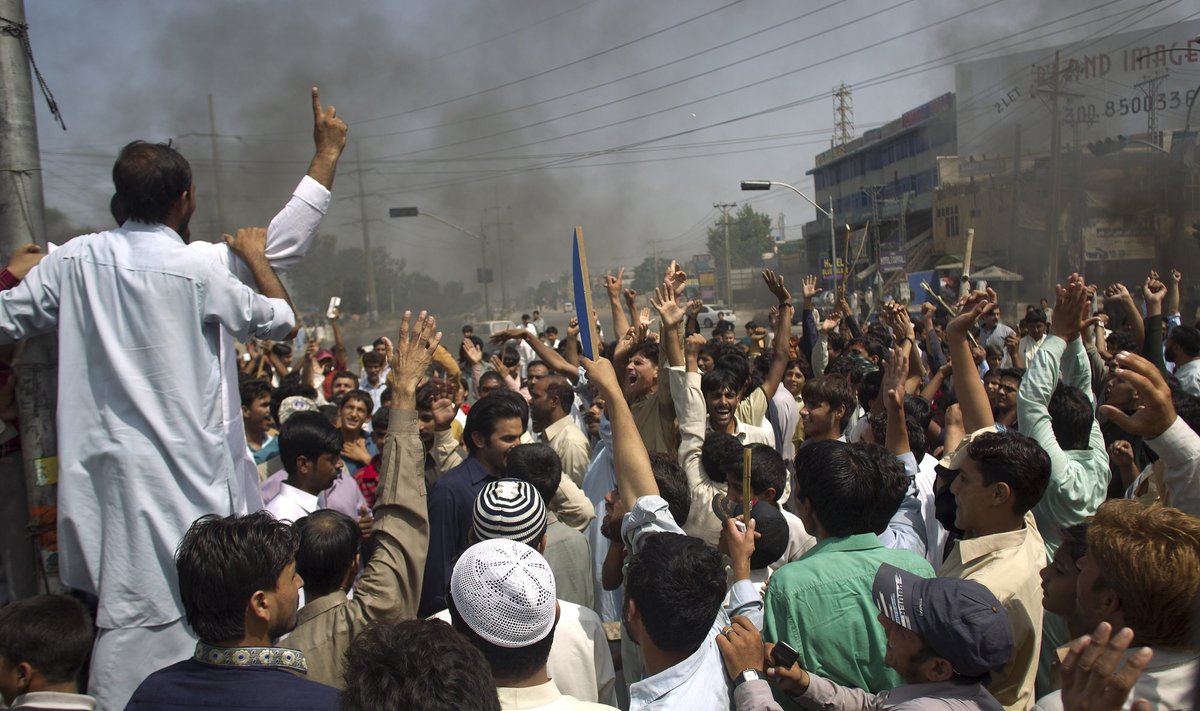 Pakistane protestuotojai susirėmė su policija