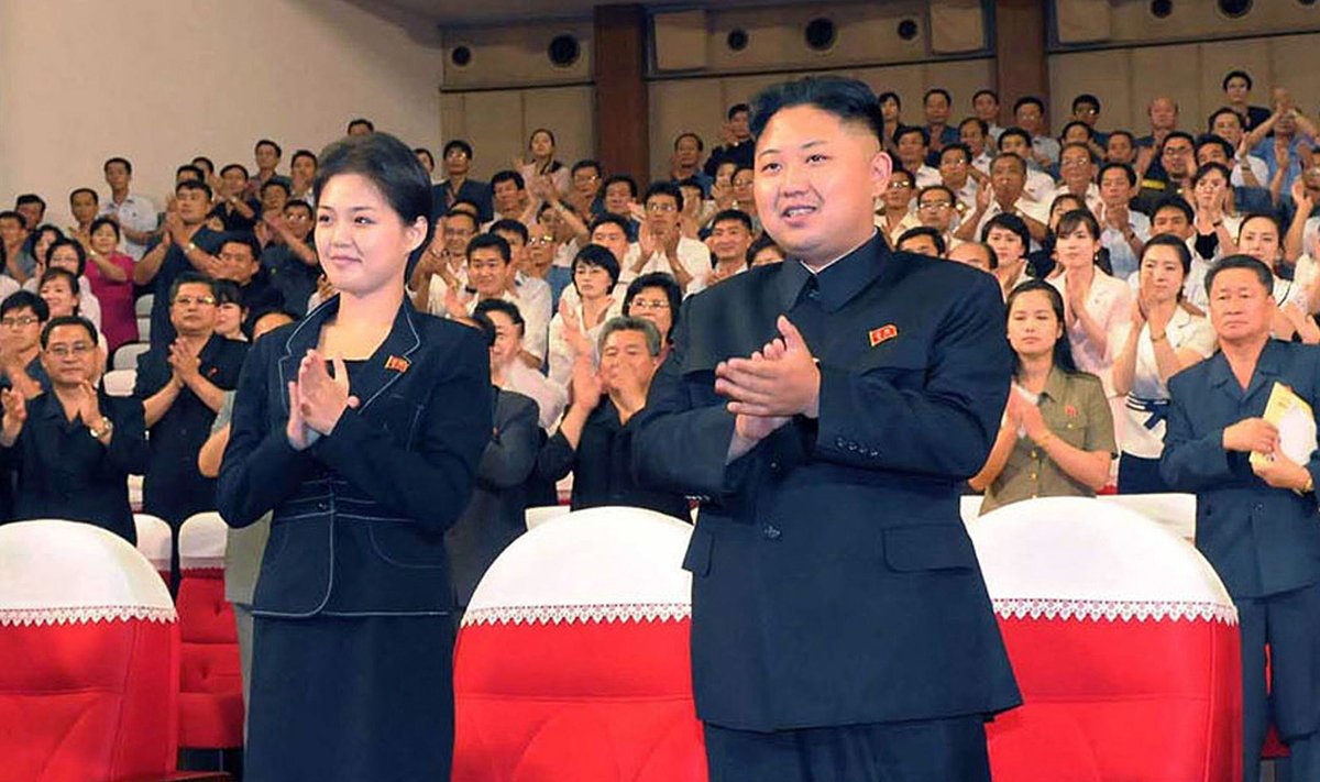 Kim Jon Unas ir, spėjama, jo sesuo Kim Yo Jong arba partnerė