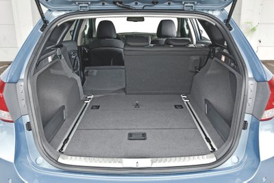 "Hyundai i40" bagažinės talpa siekia iki 1719 litrų - neblogai, tačiau vidutinės klasės automobiliui vis dėlto šiek tiek per mažai