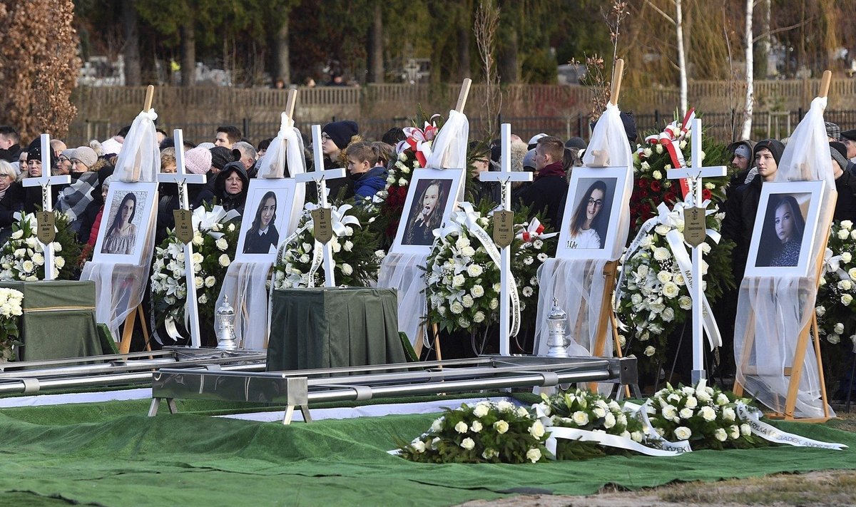 Lenkijoje kartu palaidotos penkios „pabėgimo kambaryje“ žuvusios paauglės