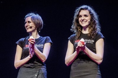 Šių metų TEDxVilnius renginys. Rūta Kruliauskaitė kairėje