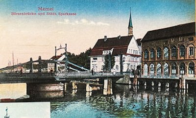 Biržos tiltas, miesto taupomosios kasos (kairėje) ir „Salamander“ pastatai. Tolumoje Šv. Jono bažnyčios bokštas, XIX–XX a. ribos Roberto Shmidto leidyklos išleistas atvirukas // Aleksandro Kubilo archyvas
