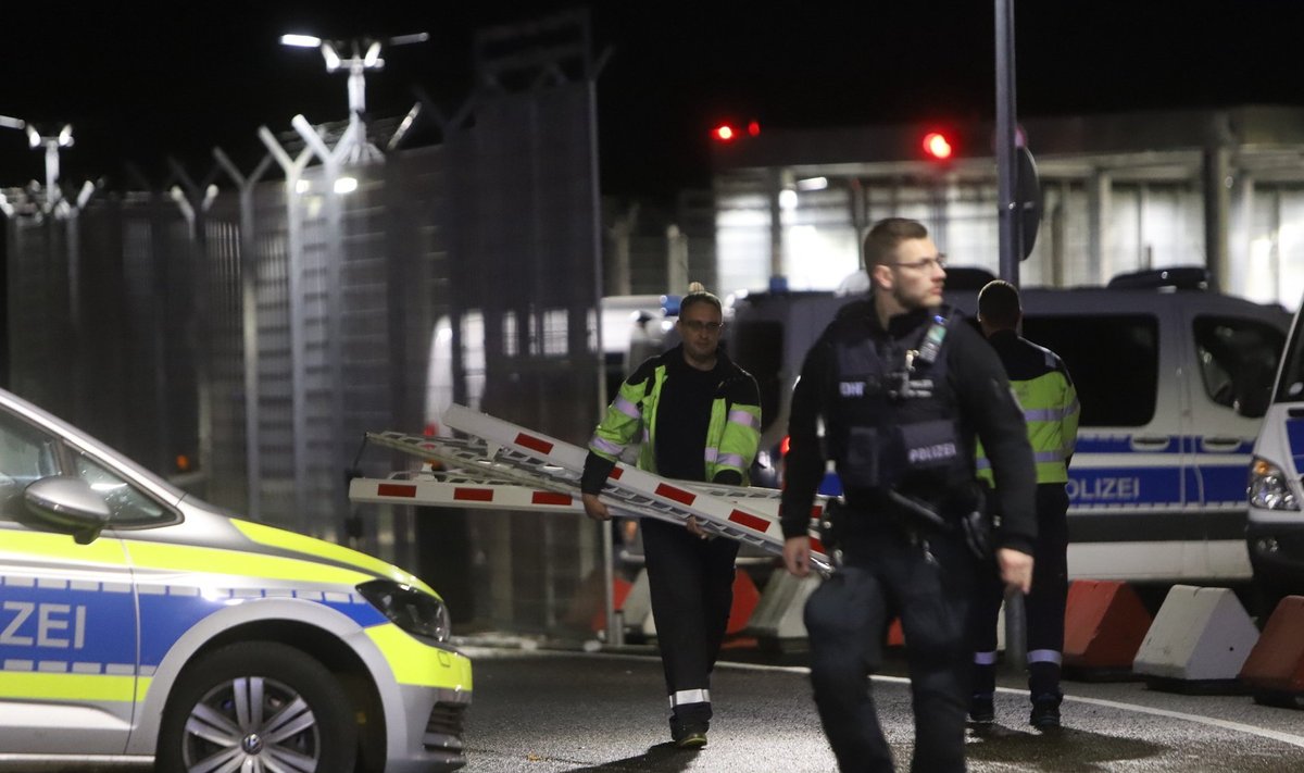 Į Hamburgo oro uostą patektus ginkluotam vyrui, nutrauktas jo darbas