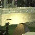 Stilingoms laidotuvėms: Maskvos laidotuvių parodoje išsiskyrė kristalais nusagstytas karstas
